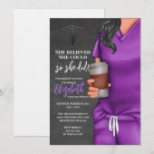 Paarse Scrubs Verpleegschool Afstuderen Uitnodigin Kaart (Voorkant / Achterkant)