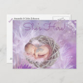  Paarse "Shes Here" Baby Geboorte Aankondiging (Voorkant / Achterkant)