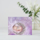  Paarse "Shes Here" Baby Geboorte Aankondiging (Staand voorkant)