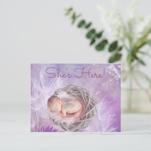  Paarse "Shes Here" Baby Geboorte Aankondiging (Staand voorkant)