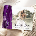 Paarse Silver Agate Custom Photo Save the Date Briefkaart<br><div class="desc">Dit elegante horizontale sparen het datumbriefkaart kenmerkt een paarse grens van de waterverf aan de orde die met faux zilveren glitter wordt in orde gemaakt. Vervang gemakkelijk het afbeelding van de steekproef met uw eigen foto van de toekomstige bruid en groom. De aanpasbare tekst combineert donker paars handschrift manuscript en...</div>