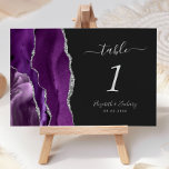 Paarse Silver Agate Dark Wedding Kaart<br><div class="desc">De linkerrand van deze elegante moderne trouwtafel-nummerkaart is voorzien van een paarse waterverf-agatgrens die met faux zilveren glitter is getrimd. De aanpasbare tekst combineert zilvergrijze handschrift-,  cursief- en copperplate-lettertypen op een niet-zwarte achtergrond.</div>