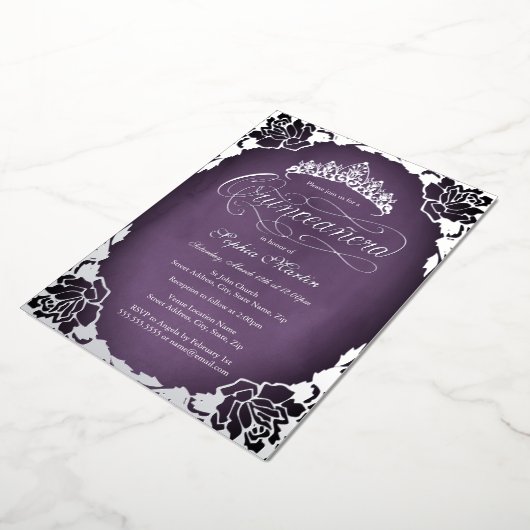 Paarse Silver Elegant Script Roos Quinceanera Folie Uitnodiging (Gedraaid)