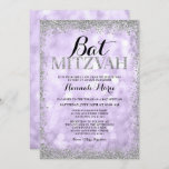 Paarse Silver Faux Glitter Lights Bat Mitzvah Kaart<br><div class="desc">Geniet in stijl met deze moderne Bat Mitzvah-uitnodiging,  met een lila paarse glinsterende achtergrond met een faux zilveren glittergrens. Design zijn vlakke afgedrukte illustraties/afbeeldingen - NIET WERKELIJK GLITTER.</div>