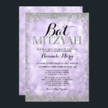 Paarse Silver Faux Glitter Lights Bat Mitzvah Kaart<br><div class="desc">Geniet in stijl met deze moderne Bat Mitzvah-uitnodiging,  met een lila paarse glinsterende achtergrond met een faux zilveren glittergrens. Design zijn vlakke afgedrukte illustraties/afbeeldingen - NIET WERKELIJK GLITTER.</div>