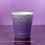 Paarse Silver Glitter Girly Glam Monogram Latte Mok<br><div class="desc">Paarse en Zilveren Sparkle Glitter Manuscript Naam Latte Coffee Cup Mok. Dit maakt de perfecte liefhebbende 16 verjaardag,  bruiloft,  vrijgezellenfeest,  verjaardagsdag,  baby shower of vrijgezellenfeest voor iemand die van luxe glam en stijl houdt.</div>