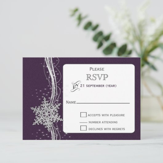 paarse Silver Snowflakes Winter bruiloft RSVP Kaartje (Staand voorkant)