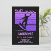 Paarse skateboard verjaardagsuitnodiging kaart (Staand voorkant)