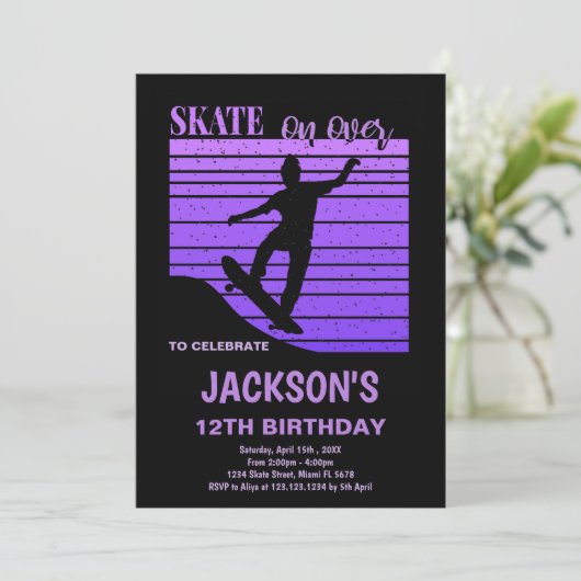 Paarse skateboard verjaardagsuitnodiging kaart (Staand voorkant)