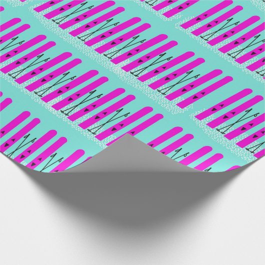 Paarse ski's op blauw inpakpapier (Hoek)