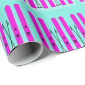 Paarse ski's op blauw inpakpapier (Rol Hoek)