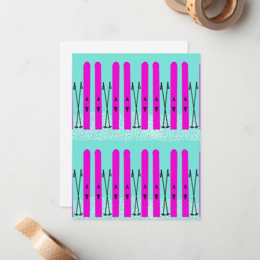 Paarse skis op blauw notitiekaartje (Voorkant / Achterkant in situ)