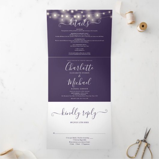 Paarse Slingerlichten Script Monogram Bruiloft Drieluik Uitnodiging (Binnen)