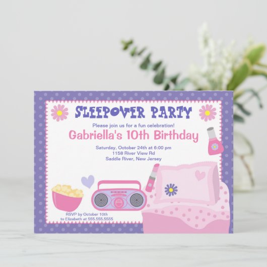 Paarse Slumber Party Fun Birthday Uitnodiging (Staand voorkant)