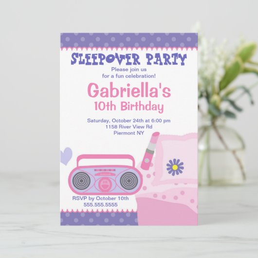 Paarse Slumber Party Fun Birthday Uitnodiging (Staand voorkant)