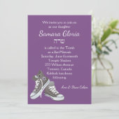 Paarse Sneakers Bat Mitzvah Uitnodiging met Sarah (Staand voorkant)