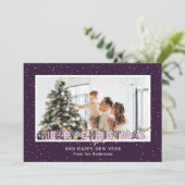Paarse sneeuwverlichting met kerstkaarten feestdagenkaart (Staand voorkant)