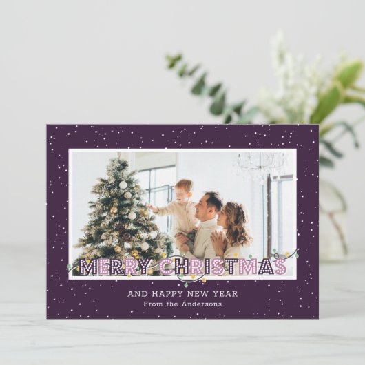 Paarse sneeuwverlichting met kerstkaarten feestdagenkaart (Staand voorkant)