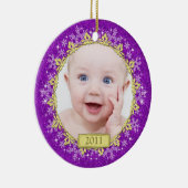 Paarse sneeuwvlokken Baby's eerste kerstfoto Keramisch Ornament (Rechts)