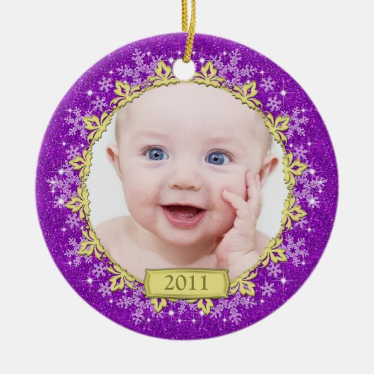 Paarse sneeuwvlokken Baby's eerste kerstfoto Keramisch Ornament (Voorkant)