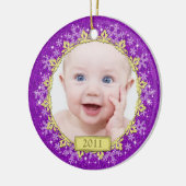 Paarse sneeuwvlokken Baby's eerste kerstfoto Keramisch Ornament (Links)