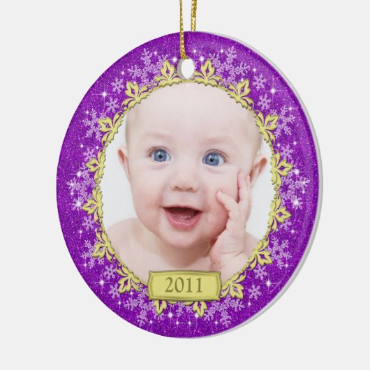 Paarse sneeuwvlokken Baby's eerste kerstfoto Keramisch Ornament (Links)