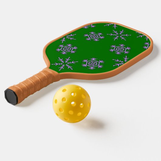Paarse sneeuwvlokken op de groene handpalm pickleball paddle (Laag 2)