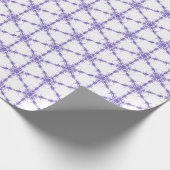 Paarse sneeuwvlokken op wit cadeaupapier