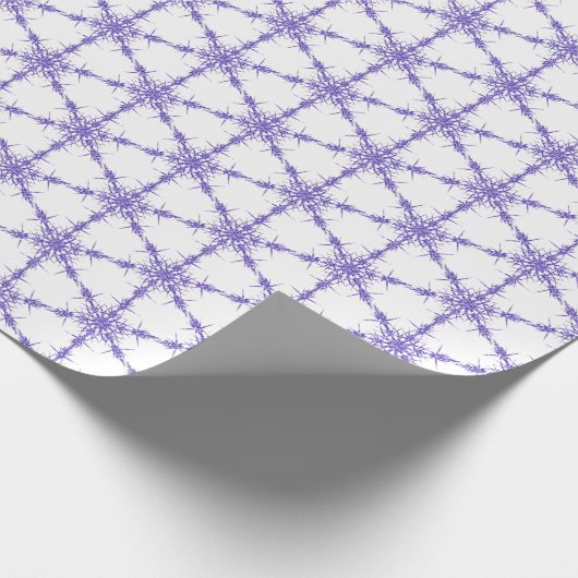 Paarse sneeuwvlokken op wit cadeaupapier