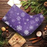 Paarse Sneeuwvlokken Patroon Magische Winter Vakan Grote Kerstsok<br><div class="desc">Een rijke paarse achtergrond versierd met witte sneeuwvlokken creëert een magisch en grillig winterontwerp. Deze unieke kleur draait voegt een creatief en enigszins droomachtig gevoel toe aan traditionele vakantiethema's</div>