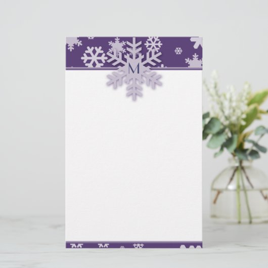 Paarse Snowflake Border met Monogrammflake Briefpapier (Staand voorkant)
