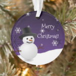 Paarse Snowman Winter Scene met kerstversiering Ornament<br><div class="desc">Met een Paars Snowman Winter Scene-Ornament kun je je kerstboom met een griezelige aanraking aanraken. Het ontwerp van het ornament is voorzien van een gelukkige sneeuwman in een sneeuwwindenergie tegen een paarse achtergrond die is gekleurd met corresponderende kleuren-sneeuwvlokken. Extra cadeautjes en vakantiepunten zijn ook bij dit ontwerp beschikbaar.</div>