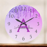 Paarse sparkle Glitter Monogram Naam en Initiaal Grote Klok<br><div class="desc">Paarse Ombre Dripping Sparkle Glitter Monogram Name and Initiaal Serving Wall Clock. De Wall Clock maakt het perfecte cadeau voor iemand die van paarse glans houdt.</div>