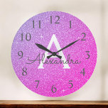 Paarse sparkle Glitter Monogram Naam en Initiaal Grote Klok<br><div class="desc">Paarse en roze ombre Sparkle Glitter Monogram Naam en Initiaal die de muur van de klok bedienen. De Wall Clock maakt het perfecte cadeau voor iemand die van sparkle en glitter houdt.</div>