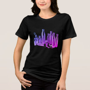 Paarse stalen waterflessen op een zwarte korte mou Tri-Blend shirt