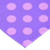 Paarse stippen op periwinkle tafelkleed (Gekanteld)