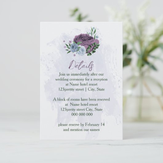 Paarse stoffige blauwe bloemen bruiloft details informatiekaartje (Staand voorkant)