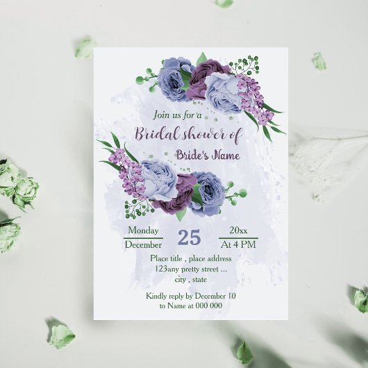 Paarse stoffige blauwe bloemen groen vrijgezellenf kaart