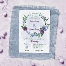 Paarse stoffige blauwe bloemen groene bladeren bru