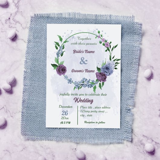 Paarse stoffige blauwe bloemen groene bladeren bru kaart