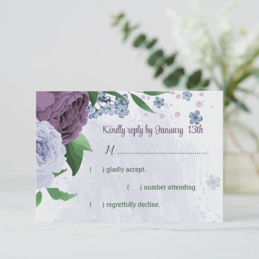 Paarse stoffige blauwe bloemen groene bladeren bru RSVP kaartje (Staand voorkant)