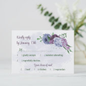 Paarse stoffige blauwe bloemen groene bladeren bru RSVP kaartje (Staand voorkant)
