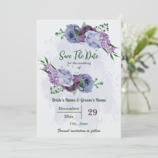Paarse stoffige blauwe bloemen groene bladeren bru save the date (Staand voorkant)