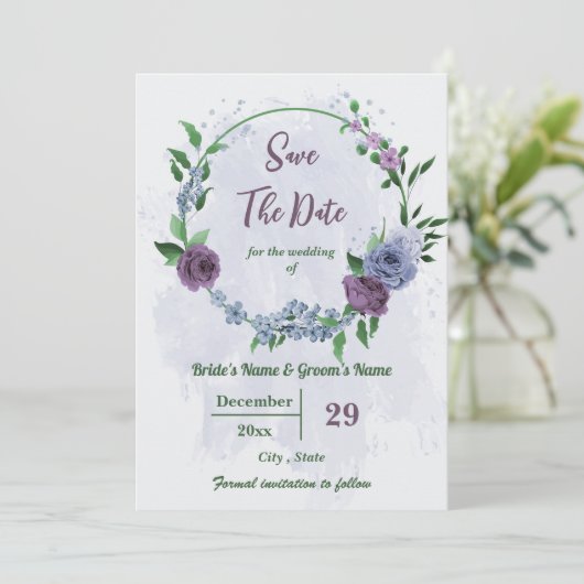 Paarse stoffige blauwe bloemen groene bladeren bru save the date (Staand voorkant)