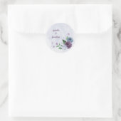 Paarse & stoffige blauwe bloemenbruiloft ronde sticker (Tas)