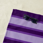 Paarse streepjespatroon gepersonaliseerd strandlaken (In situ)