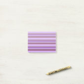 Paarse strepen in verschillende tinten post-it® notes (Op bureau)