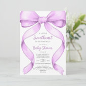 Paarse strik Coquette babyshower uitnodiging (Staand voorkant)
