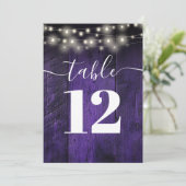 Paarse String Lichten Rustieke Schuur Houten Tafel Kaart (Staand voorkant)