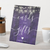 Paarse String Lights Hout Script Kaarten en gesche Reclamebord Met Voetstuk (Insitu)